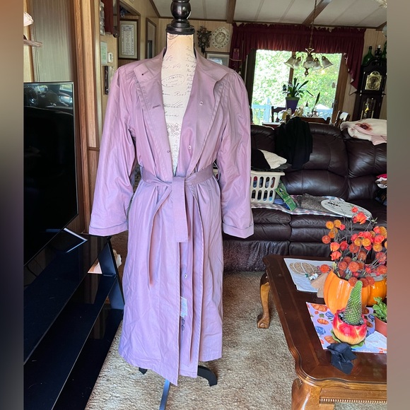 Vintage London Fog trench coat light purple color, belted waist removable lining - Picture 5 of 16
